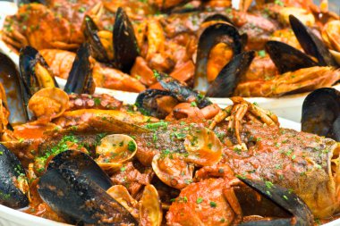 İtalyan deniz mahsulleri çorbası