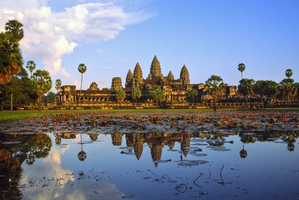 Ruiny świątyni Angkor wat w zachód słońca, siem reap, Kambodża. — Zdjęcie stockowe