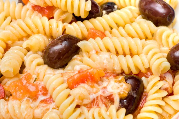 Italienische Pasta mit Käse, frischen Tomaten und Oliven — Stockfoto