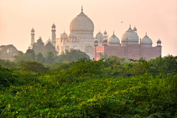Taj mahal při západu slunce, agra, uttar pradesh, Indie. — Stock fotografie