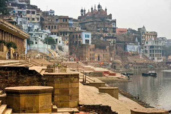 Varanasi (Bénarès) dans une journée brumeuse . — Photo