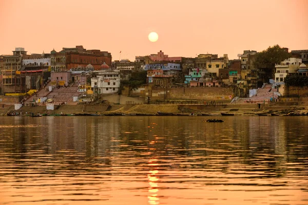 Varanasi (benares) bei Sonnenuntergang, uttar pradesh, ind — Stockfoto
