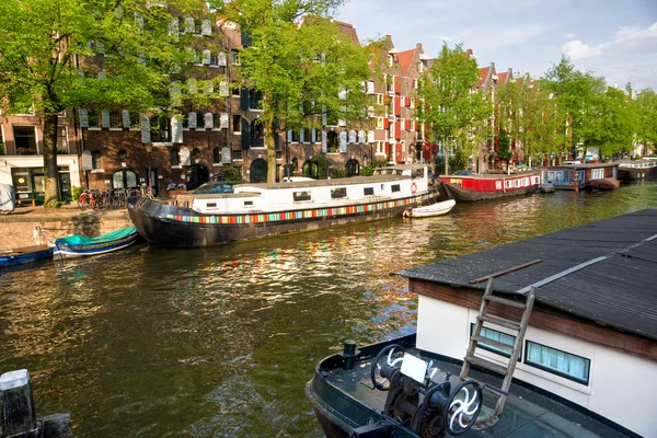 Amsterdam, Canals, boat and bike. — Stock Photo, Image