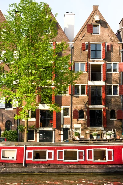 Amsterdam, Canal e houseboat — Foto Stock
