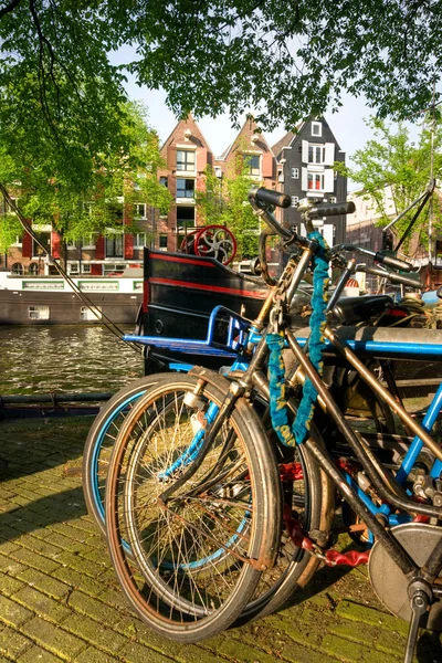 阿姆斯特丹、 运河和自行车. — 图库照片