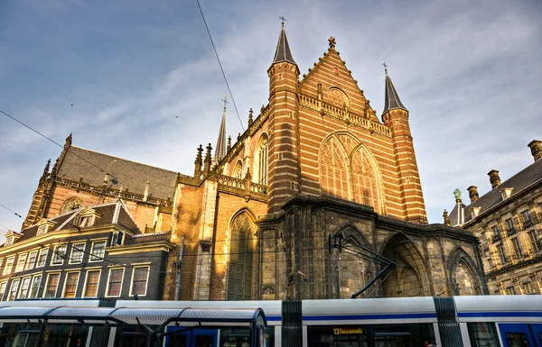 Amsterdam, tramvají a kostel nedaleko náměstí dam — Stock fotografie