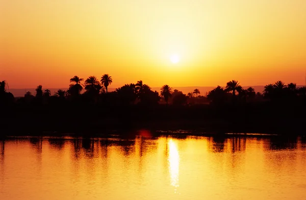 Günbatımı Mısır Nil Nehri üzerinde. — Stok fotoğraf