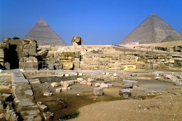 Сфинкс и пирамиды, Гиза, Египет . — стоковое фото