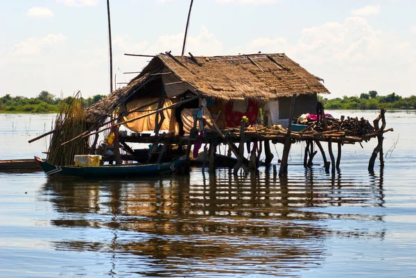 Typisches Haus am Tonle-Saft-See, zwischen — Stockfoto