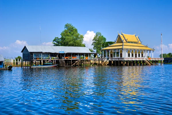 Casa galleggiante e tempio sul lago di linfa Tonle , — Foto Stock