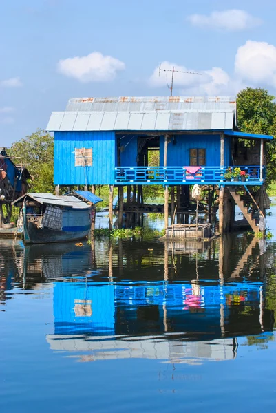 Typical House on the Tonle sap lake, between Sie — Stock Photo, Image