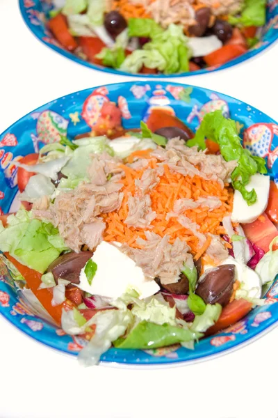 Mélanger la salade avec la mozzarella, le thon et les olives — Photo