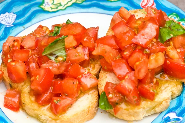 Tomate e manjericão bruschetta — Fotografia de Stock