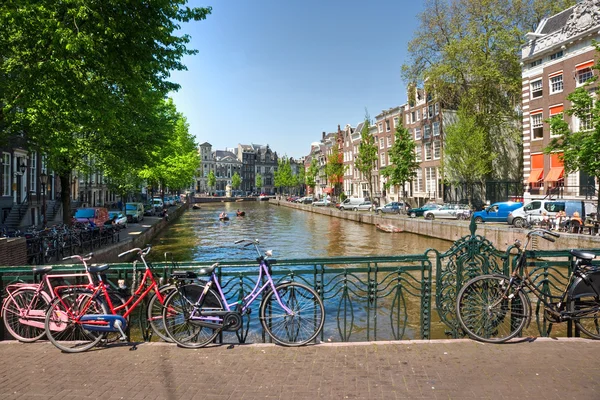 Амстердам, каналу та велосипед. — стокове фото