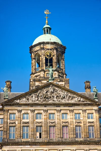 皇家宫殿、 水坝广场、 阿姆斯特丹的详细信息 — 图库照片