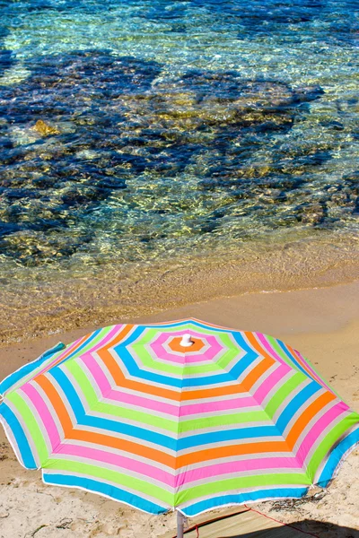Paraguas colorido en la playa en la isla de Elba . — Foto de Stock