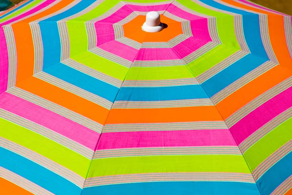 Sombrilla de colores en la playa — Foto de Stock
