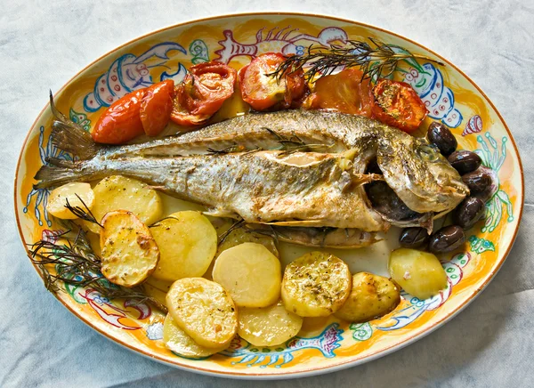 Färsk fisk kokt i owen — Stockfoto