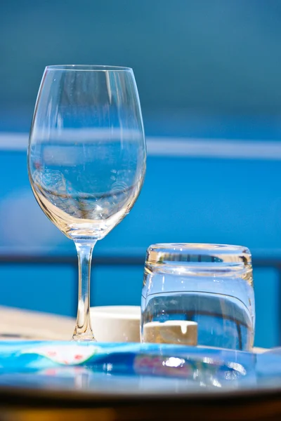 Vista de la mesa romántica sobre el mar . —  Fotos de Stock