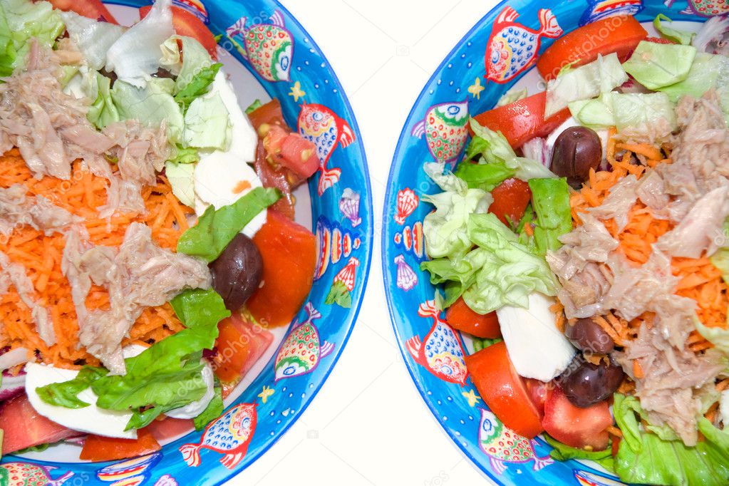 Mix salad with mozzarella, tuna and olives