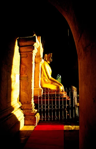 Buddha illuminated at night, Wat Mahathat in Sukhothai Historical park, Thailand, — Stock Photo, Image