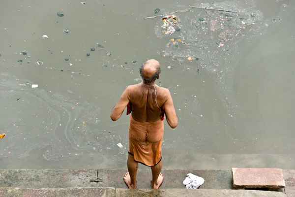 バラナシ （ベナレス ガンジス川で洗濯男性) — ストック写真