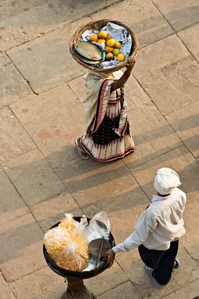 Zwei Völker, die am ghat, varanasi (benar) arbeiten — Stockfoto