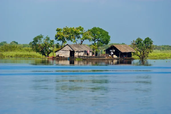 Стандартний будинок човен, Камбоджа. — стокове фото