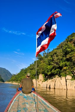 bir nehir üzerinde Tayland ve myanmar arasında yelken