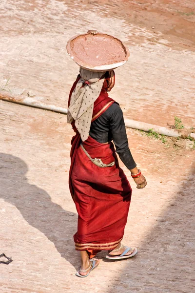 Donna che lavora al tramonto, Agra . — Foto Stock