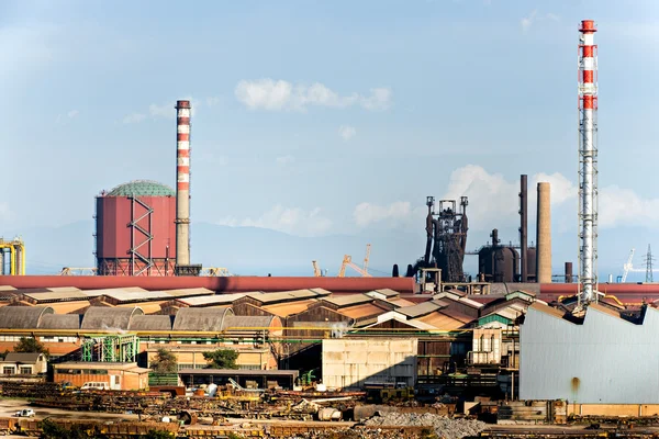 Электростанция в Пьомбино, Италия . — стоковое фото