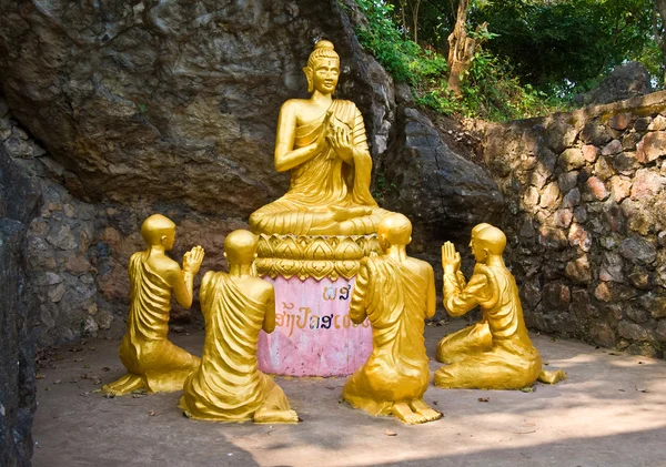 Rahipler ve Buda heykeli meditaing, laos. — Stok fotoğraf