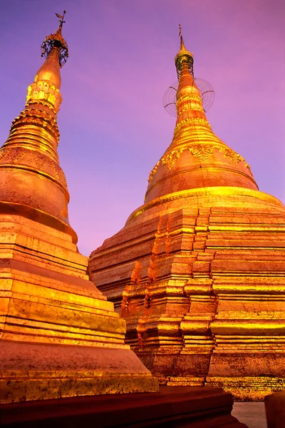 Wat po, der Tempel des liegenden Buddha, nachts, bangkok, thailandia. — Stockfoto
