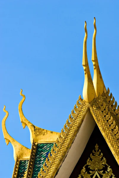 Dettagli di Palce reale tetto, Pnom Penh, Cambogia — Foto Stock
