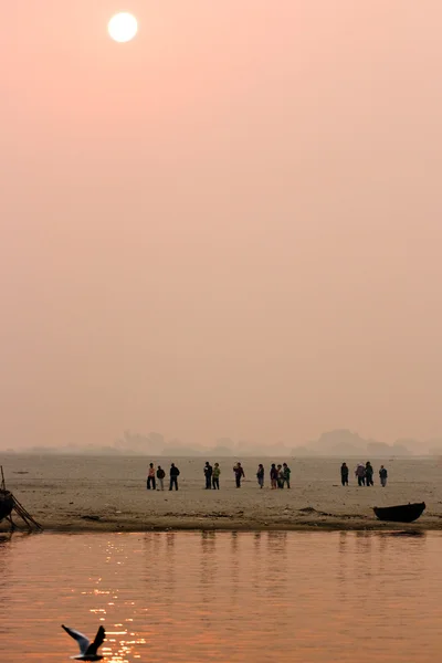 Západ slunce na ganges river, varanasi, Indie. — Stock fotografie