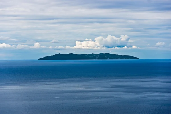 Ostrov Capraia, pohled z marciana, ostrov elba. — Stock fotografie
