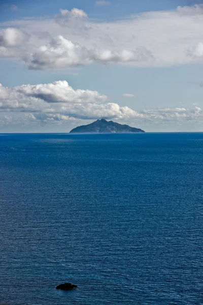 Eiland van montecristo, uitzicht vanaf chiessi, isle — Stockfoto