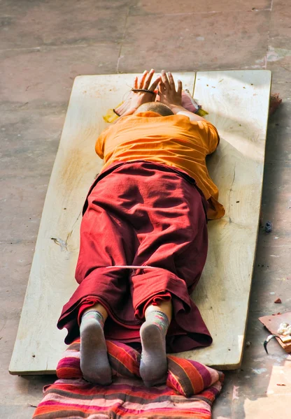 Монах молится . — стоковое фото