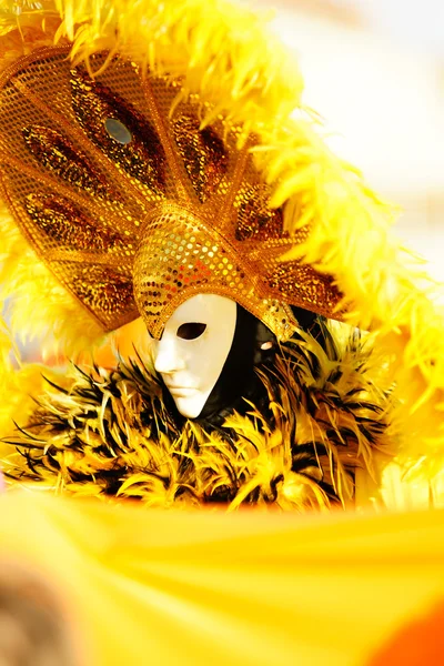 Máscara de sol amarelo no Carnaval de Veneza . — Fotografia de Stock
