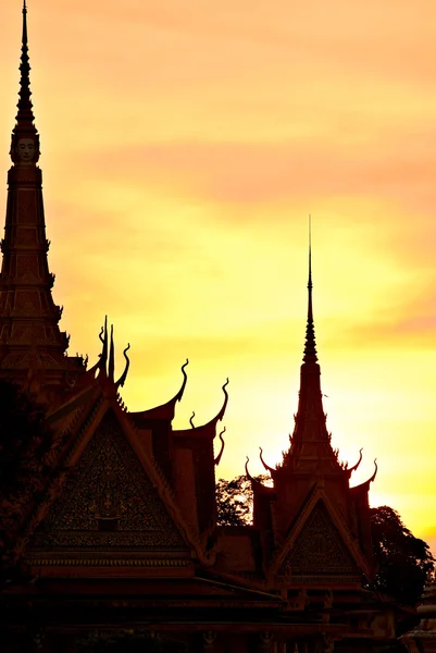 Pnom 日没で、カンボジア プノンペンの王宮のシルエット. — ストック写真