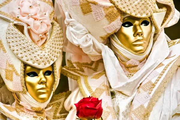 Goldene Maske mit roter Rose. — Stockfoto