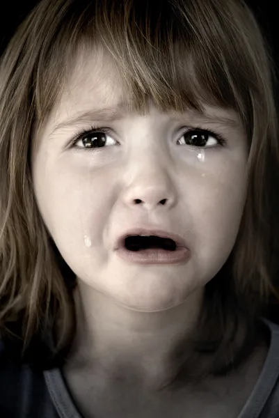 Kleine meisje huilen met tranen — Stockfoto