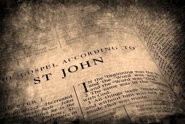 Біблія Нового Завіту Святого Іоанна — стокове фото