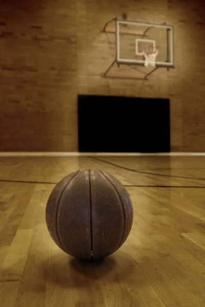Баскетбольный и баскетбольный корты — стоковое фото