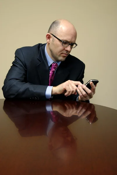 Üzletember, íróasztal, telefon — Stock Fotó