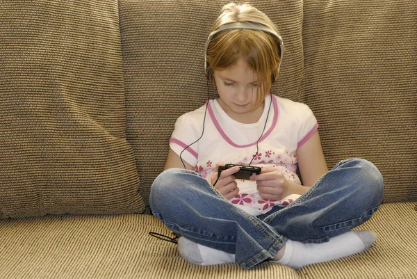 Küçük kız için MP3 dinleme — Stok fotoğraf
