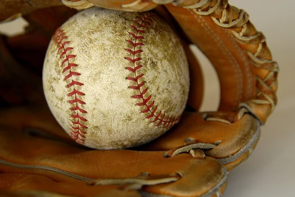 Honkbal en mitt of handschoen — Stockfoto