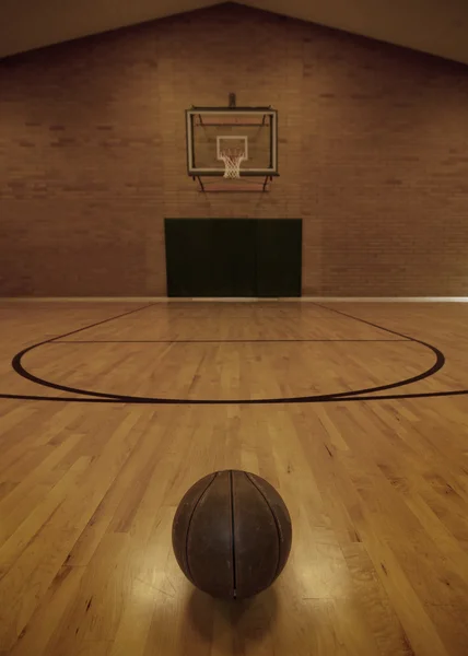 Quadra de basquete e basquete — Fotografia de Stock