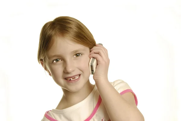 Молода дівчина розмовляє по мобільному телефону — стокове фото