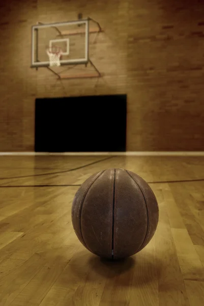 Campo da basket e pallacanestro — Foto Stock
